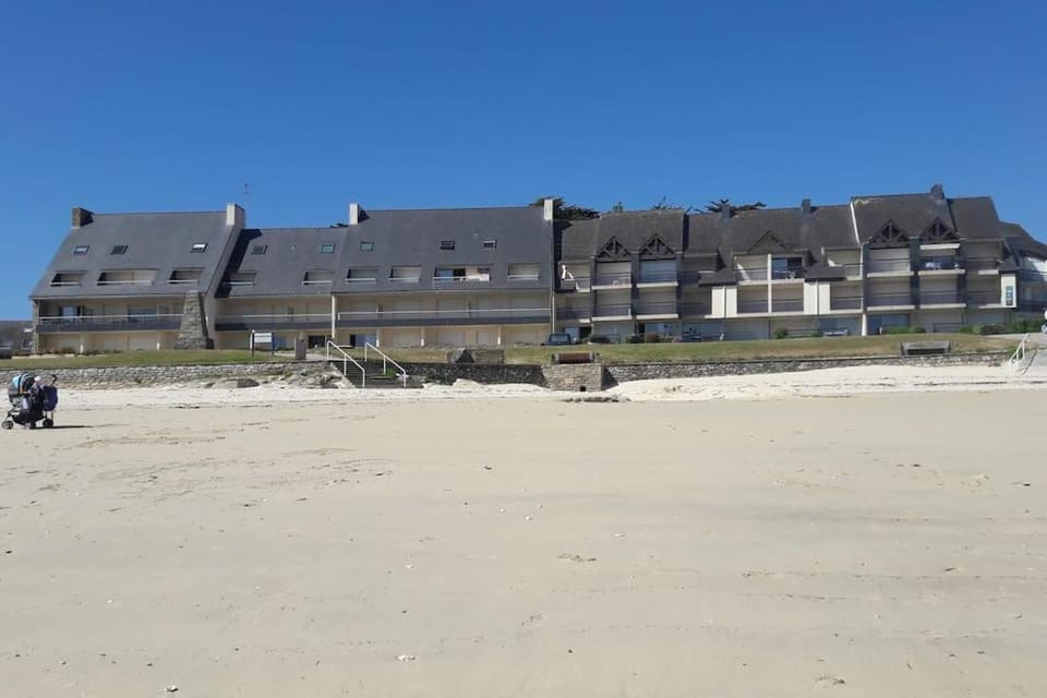 Appartement triplex pieds dans l eau avec terrasse pleine vue mer face plage de sable fin du Porigo 4 chambres 8 personnes à pied du nouveau Port Haliguen restaurants commerces et ecole de voile Quiberon presqu ile Morbihan Bretagne Sud Apartment in Quiberon