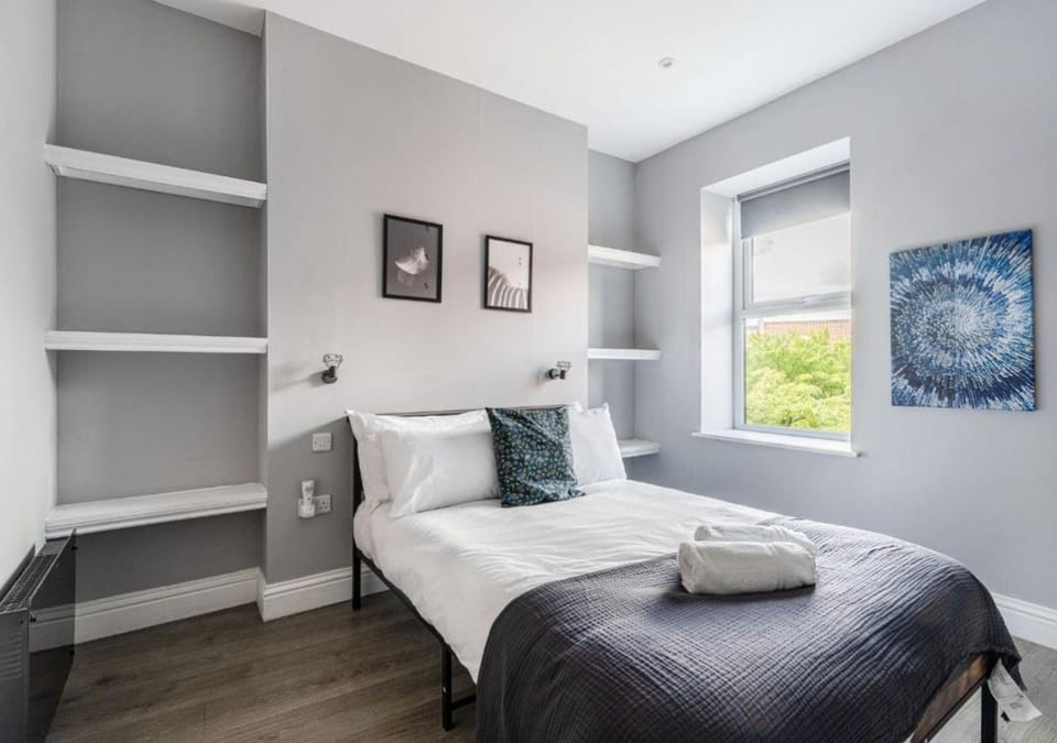 Bed, Photo of the whole room, Bedroom, towels