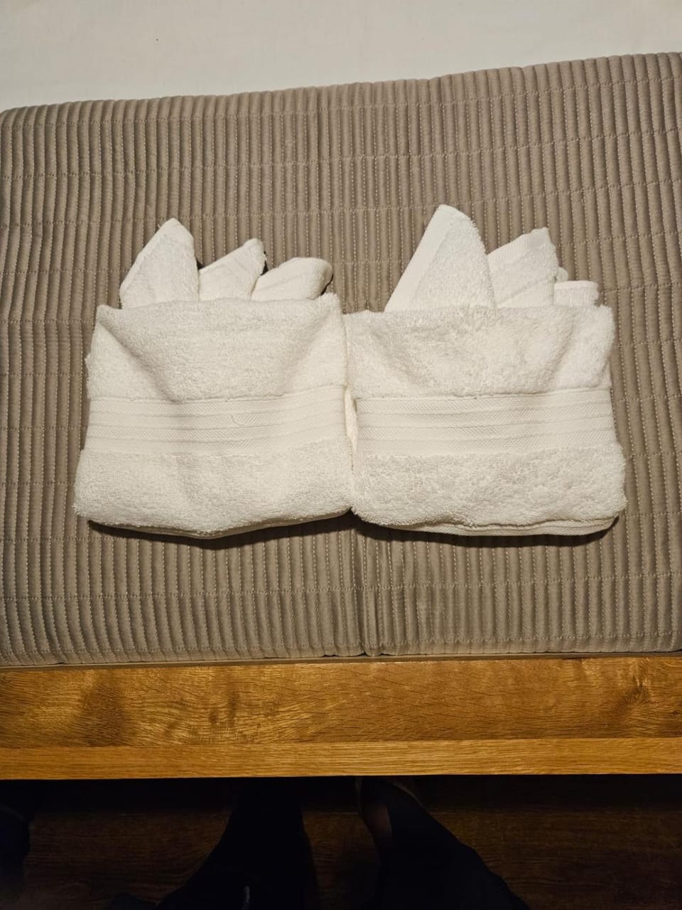 Bed, Bedroom, towels