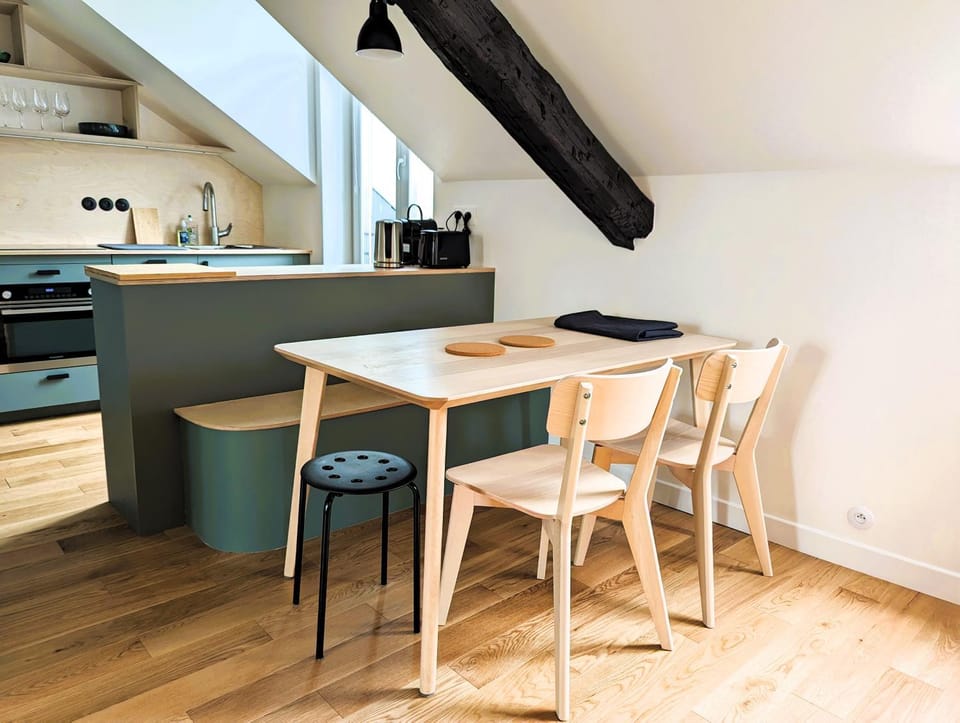 Kitchen or kitchenette, Dining area