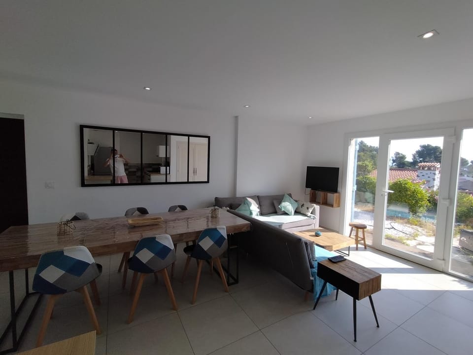 Communal lounge/ TV room, Living room, Dining area