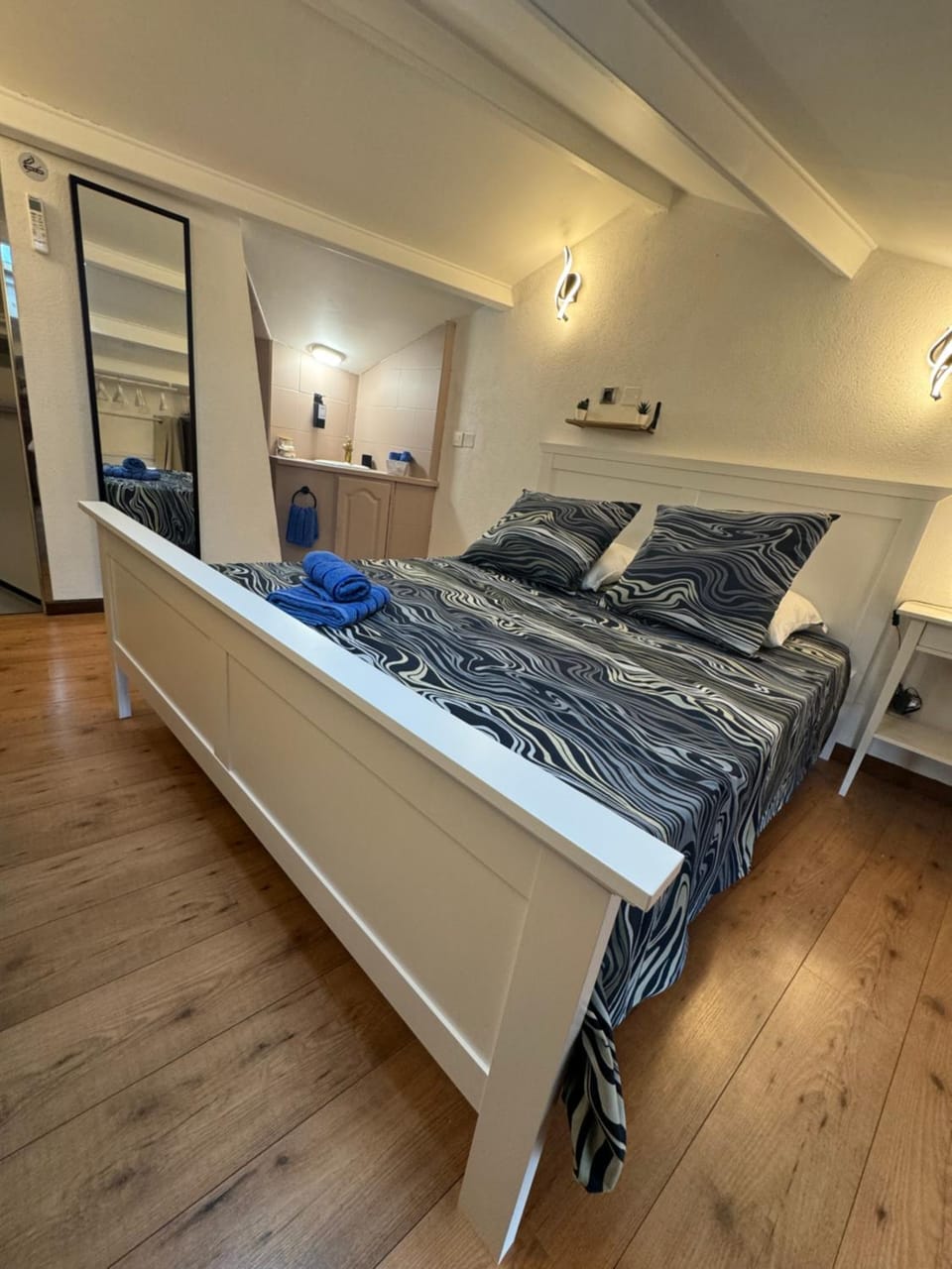 Bed, Photo of the whole room, Bedroom, towels