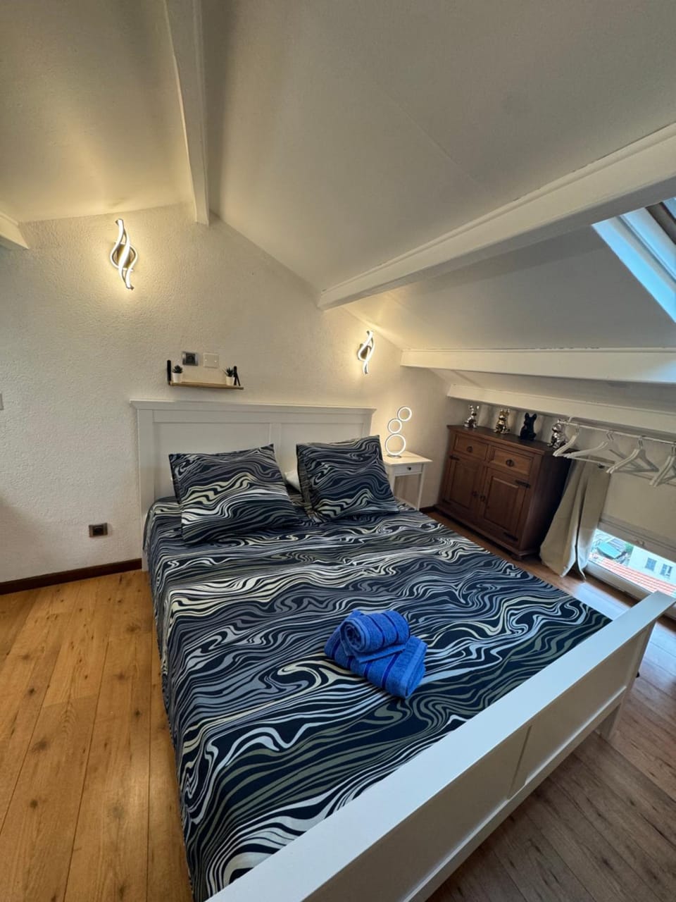 Bed, Photo of the whole room, Bedroom, towels