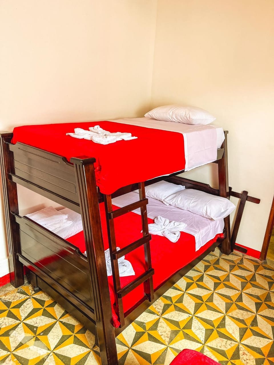 Bed, Photo of the whole room, Bedroom, bunk bed, towels