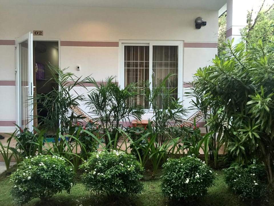 Facade/entrance, Day, Garden