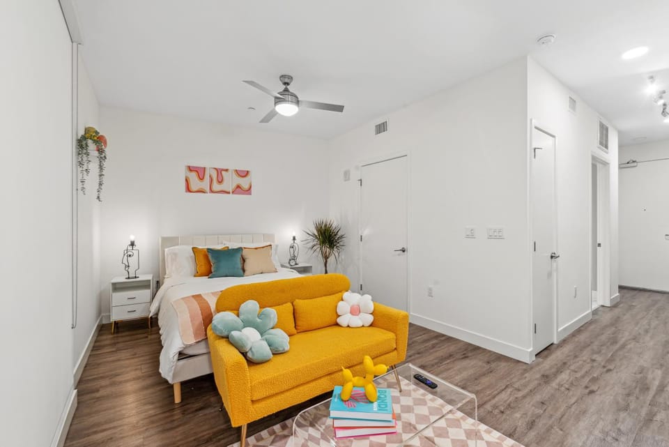 Stylish studio in SM w FREE parking and pool Apartment in Santa Monica