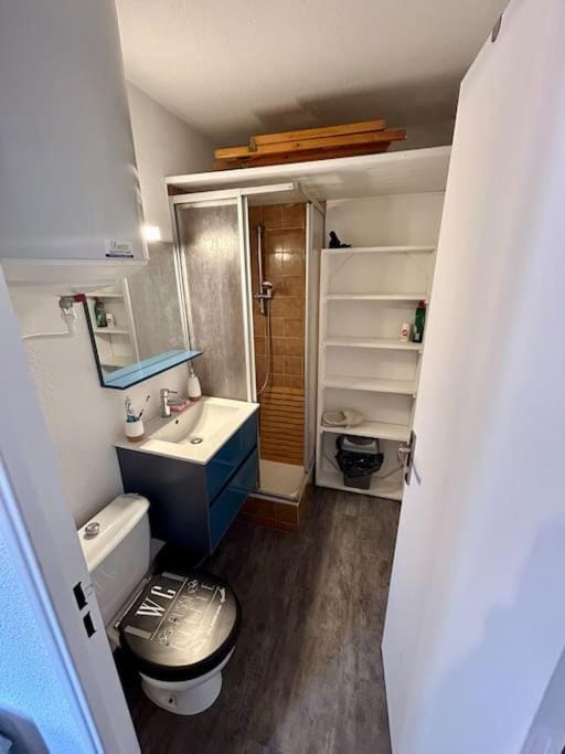 Superbe Studio avec vue sur le port de Gruissan, piscine, parking Apartment in Gruissan