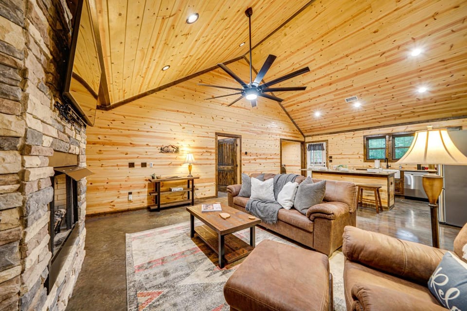 Broken Bow Cabin with Private Hot Tub 14 Mi to Lake Cabin in Broken Bow