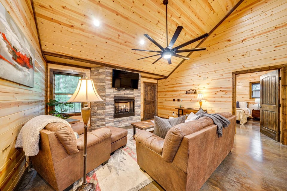 Broken Bow Cabin with Private Hot Tub 14 Mi to Lake Cabin in Broken Bow