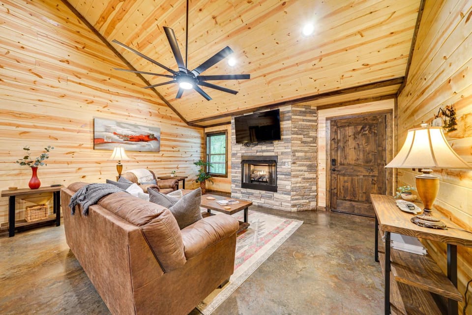 Broken Bow Cabin with Private Hot Tub 14 Mi to Lake Cabin in Broken Bow