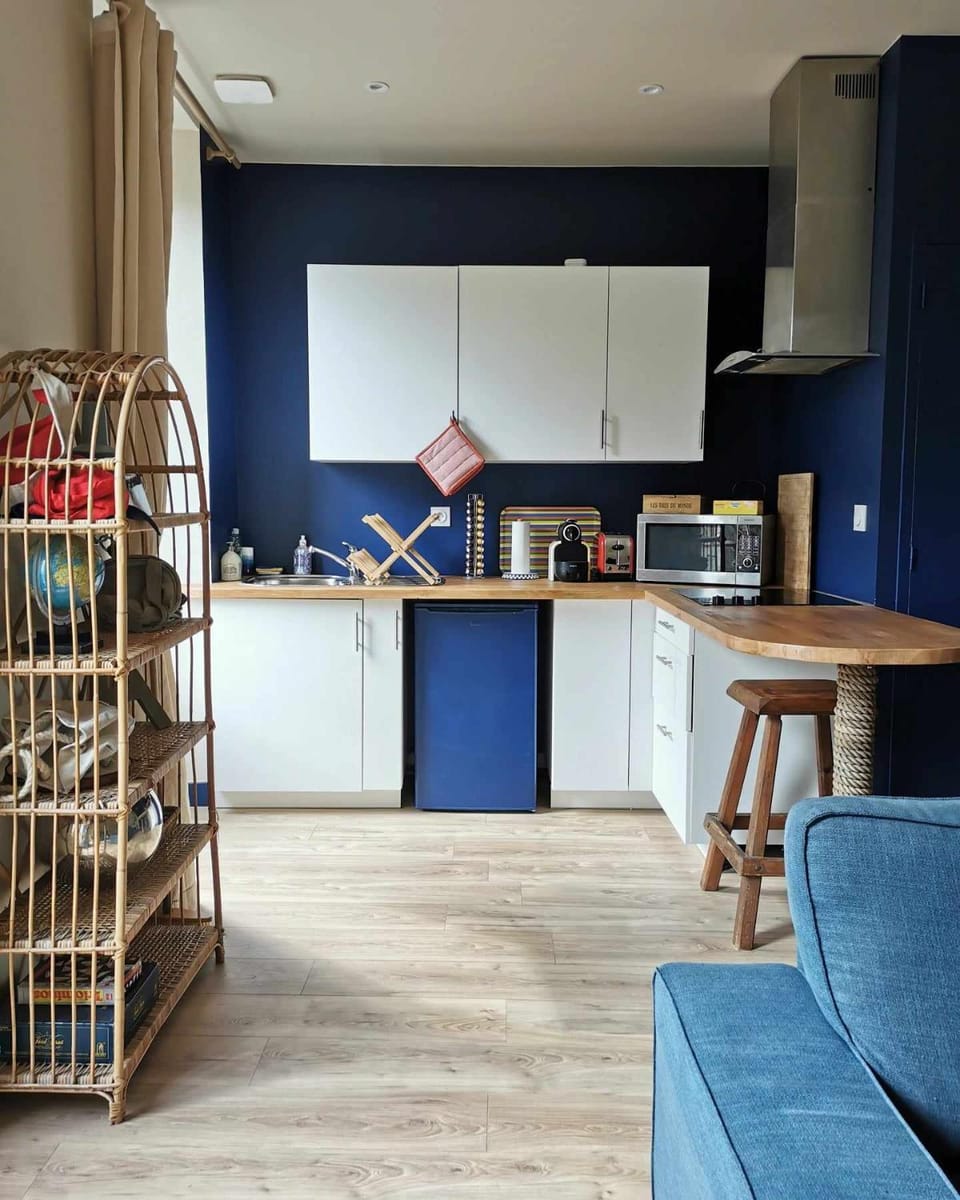 Coffee/tea facilities, Kitchen or kitchenette, Dining area, microwave, stove, toaster, kitchen