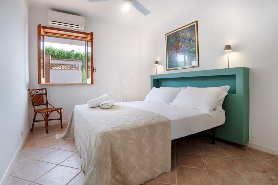 Bed, Photo of the whole room, Bedroom, towels, air conditioner