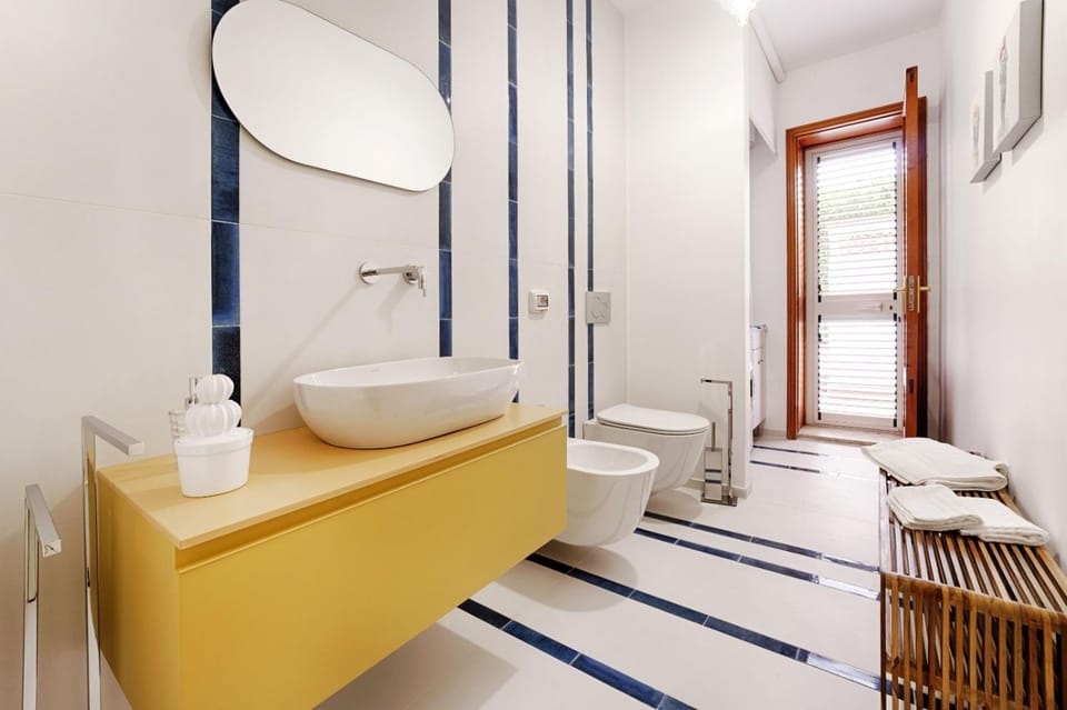 Toilet, Bathroom, bidet, towels, laundry, washing machine
