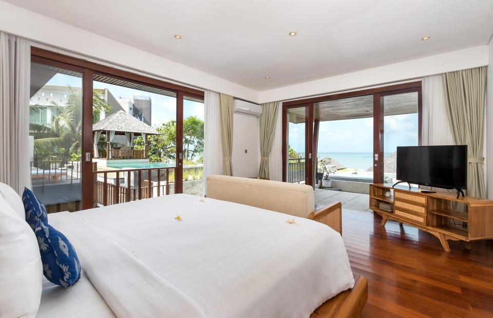 Bed, TV and multimedia, View (from property/room), Seating area, Bedroom