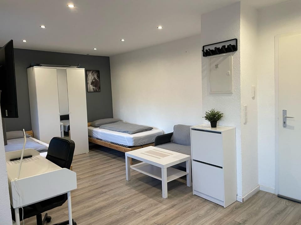 Bed, TV and multimedia, Living room, Photo of the whole room, Seating area, Bedroom