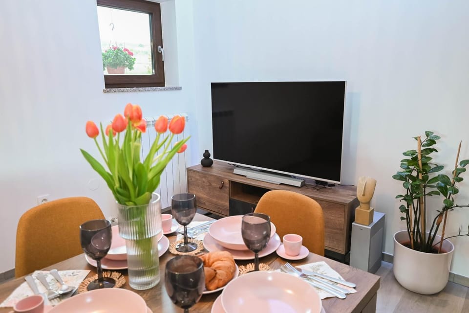 Communal lounge/ TV room, TV and multimedia, Dining area, Evening entertainment