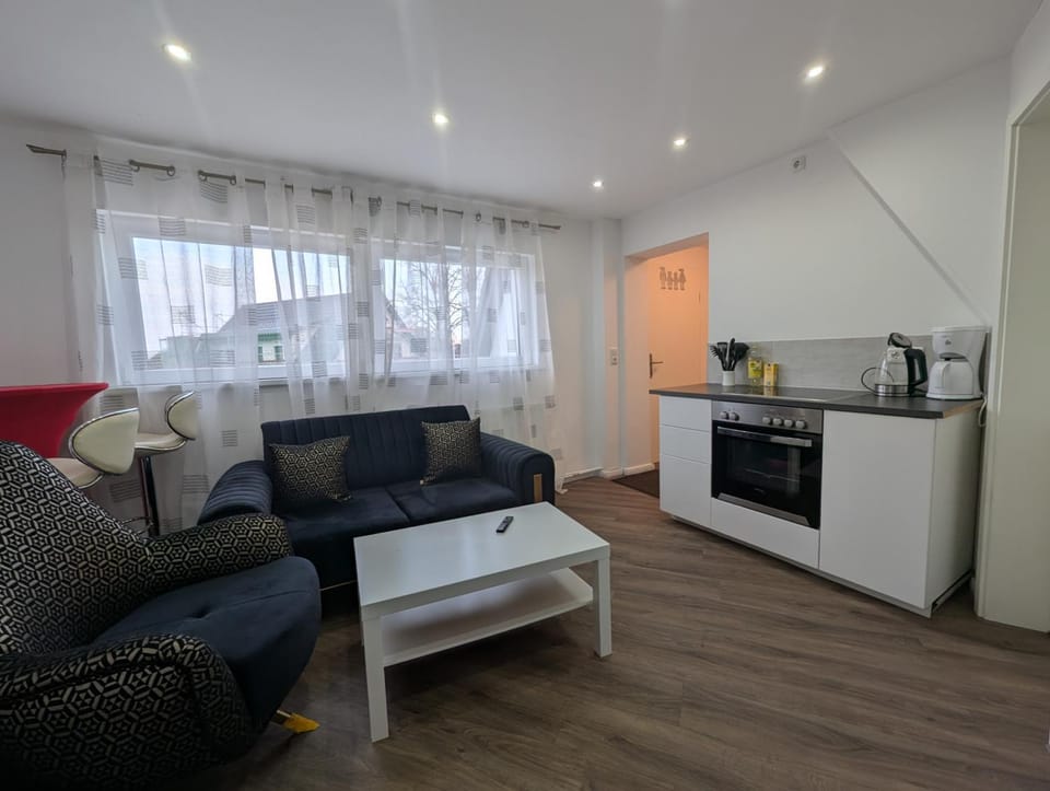 Coffee/tea facilities, Kitchen or kitchenette, Living room, Seating area, Dining area, oven