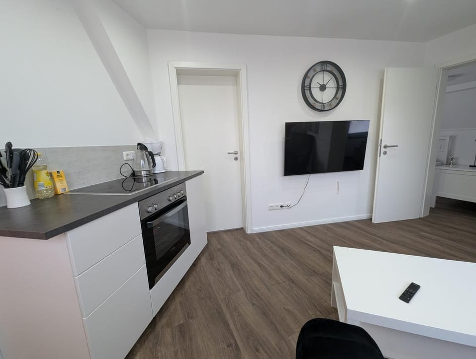 TV and multimedia, Kitchen or kitchenette, oven, stove