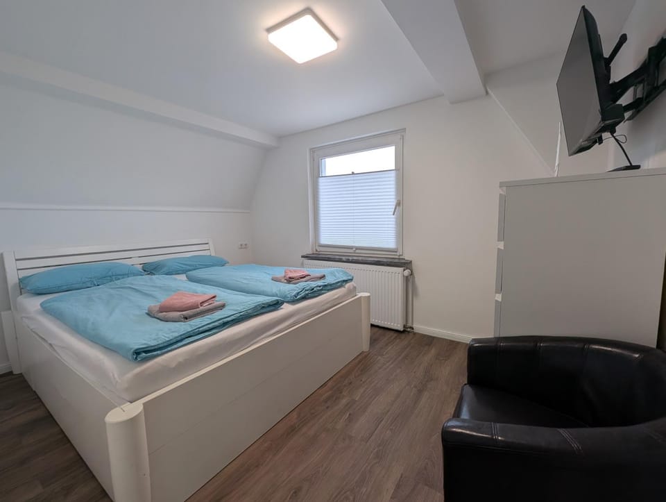 Bed, TV and multimedia, Photo of the whole room, Bedroom, towels