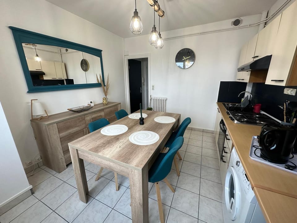 Kitchen or kitchenette, Dining area