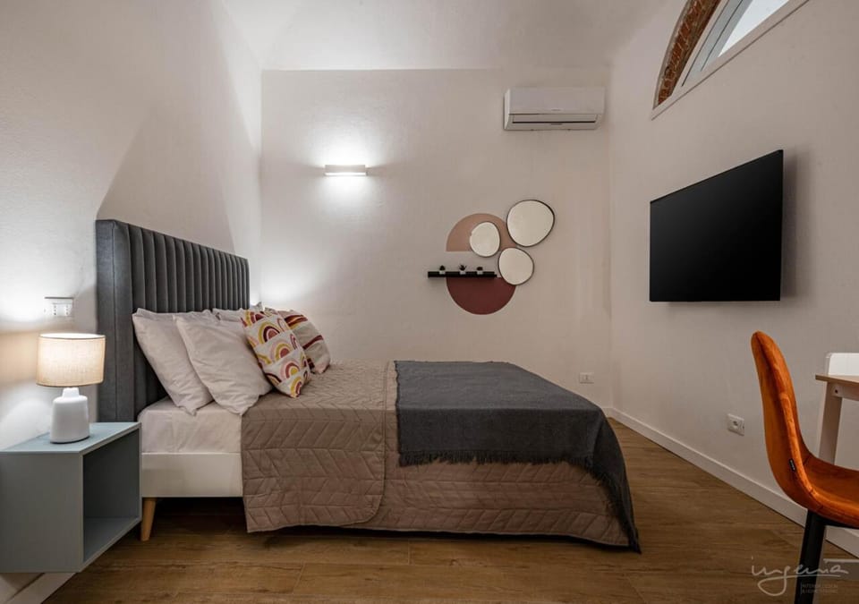 Bed, TV and multimedia, Seating area, Bedroom, air conditioner