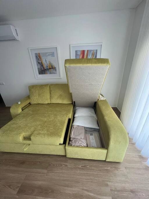 Bed, Living room