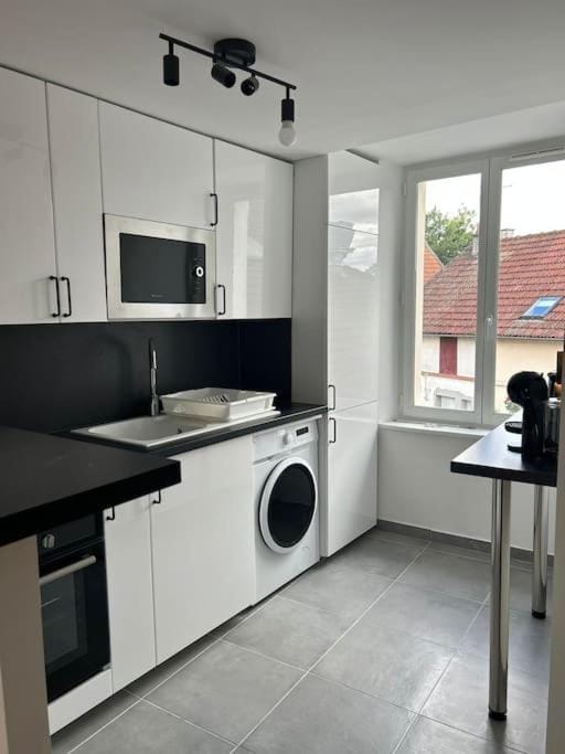 Kitchen or kitchenette, Dining area, oven