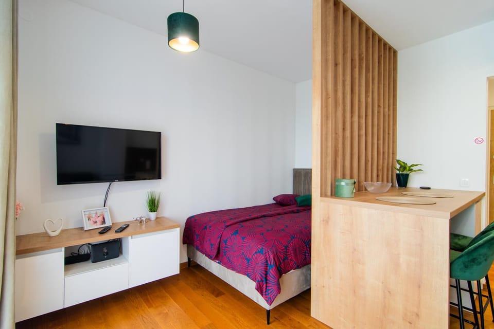 Bed, TV and multimedia, Photo of the whole room, Bedroom
