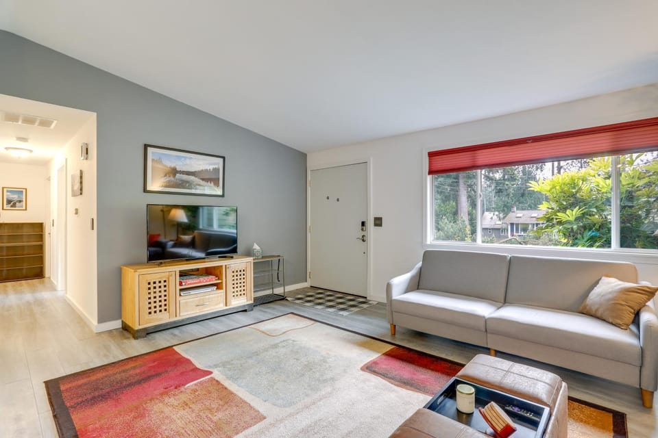 3 Mi to Lake Sammamish! Pet-Friendly Home with Deck House in Lake Sammamish