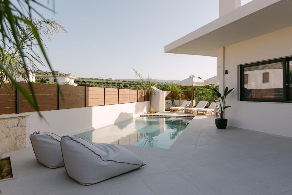 Patio, Day, Swimming pool, sunbed