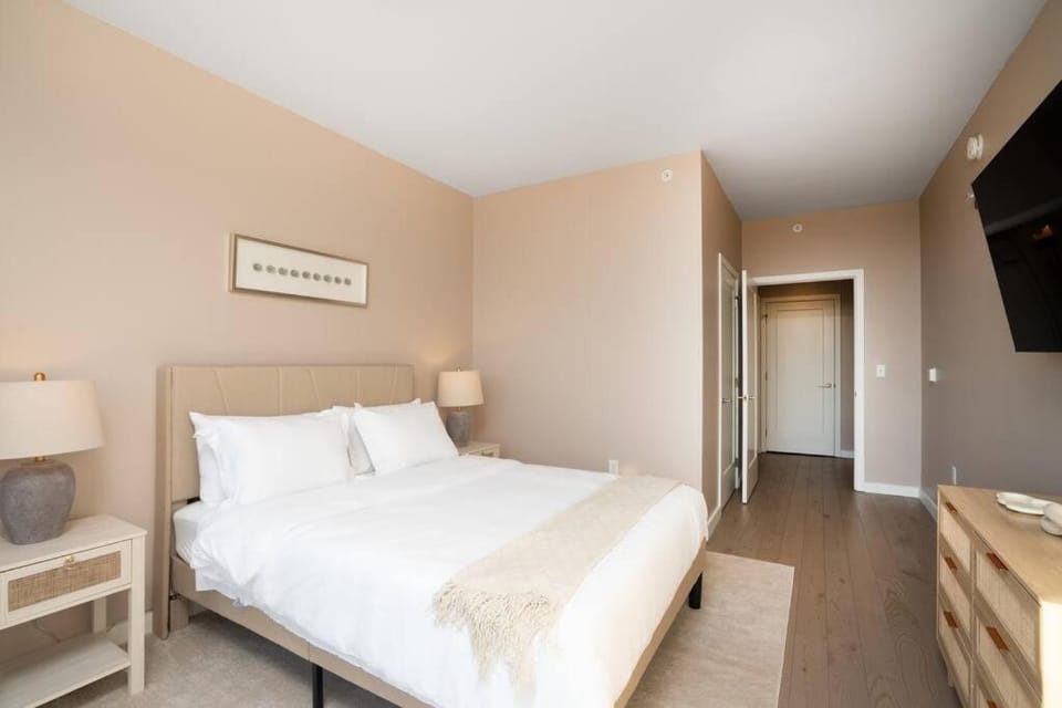 Freedom Tower View -Amenity Packed -minutes to NYC Apartment in Hoboken