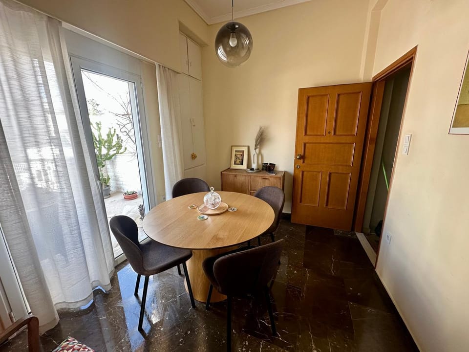 Midcentury Modern Apartment Apartment in Pireas