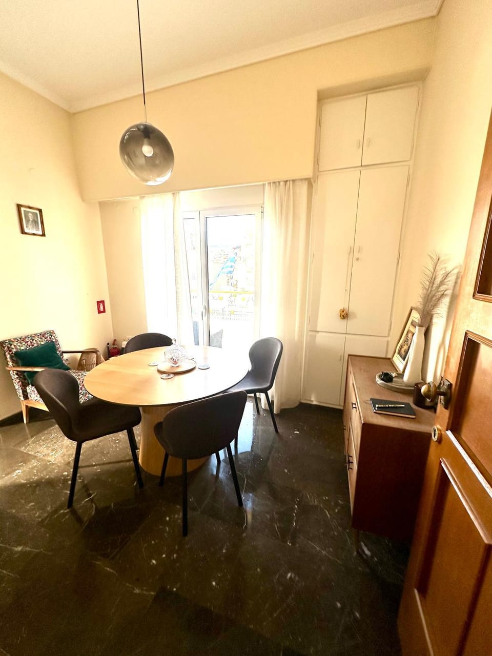 Midcentury Modern Apartment Apartment in Pireas