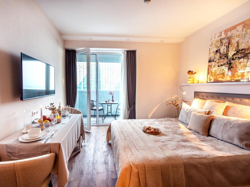 Bed, TV and multimedia, Living room, Food and drinks, Photo of the whole room, Seating area, Dining area, Bedroom, Food