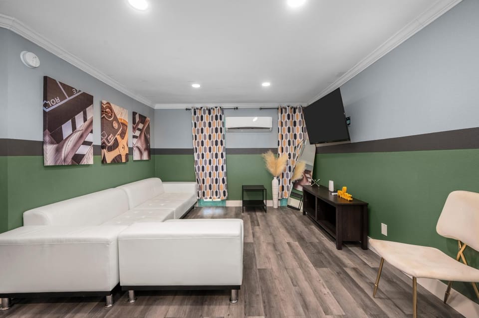 2BR Montrose Comfort with Free Park Apartment in Houston
