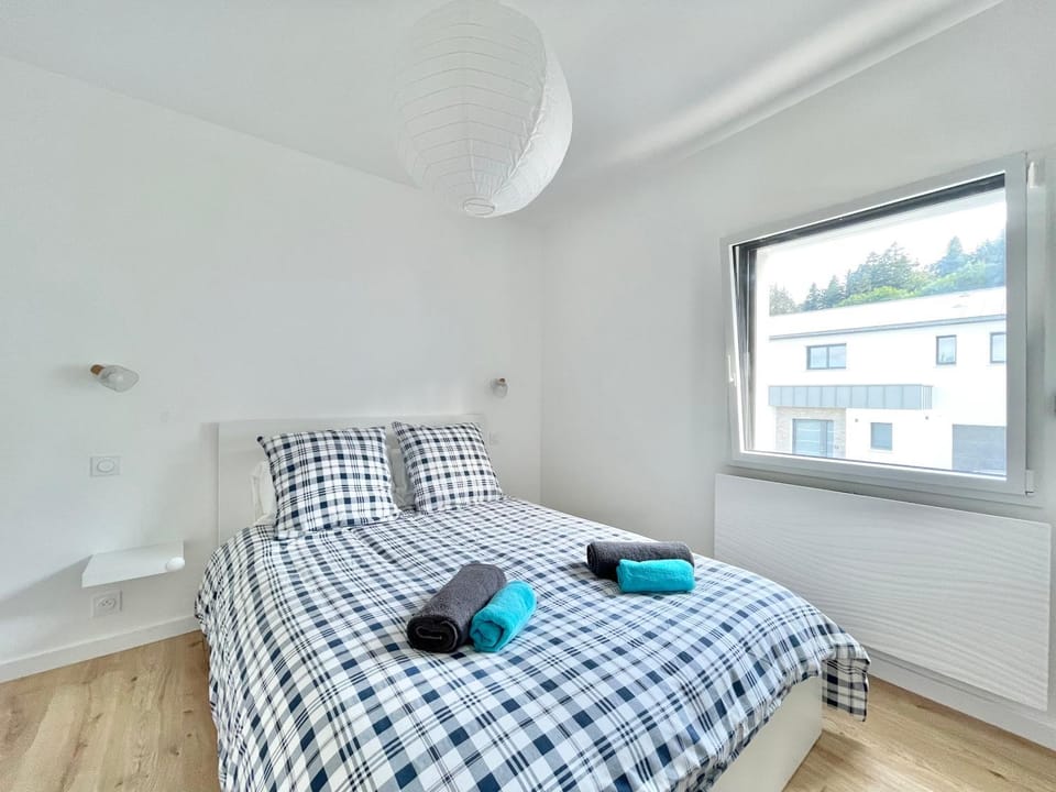 Bed, Photo of the whole room, Bedroom, heating, towels