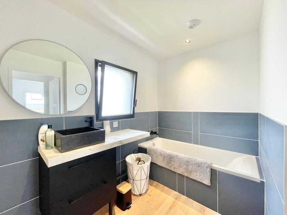 Bathroom, Bath, towels