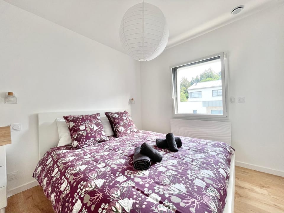 Bed, Photo of the whole room, Bedroom, heating, towels