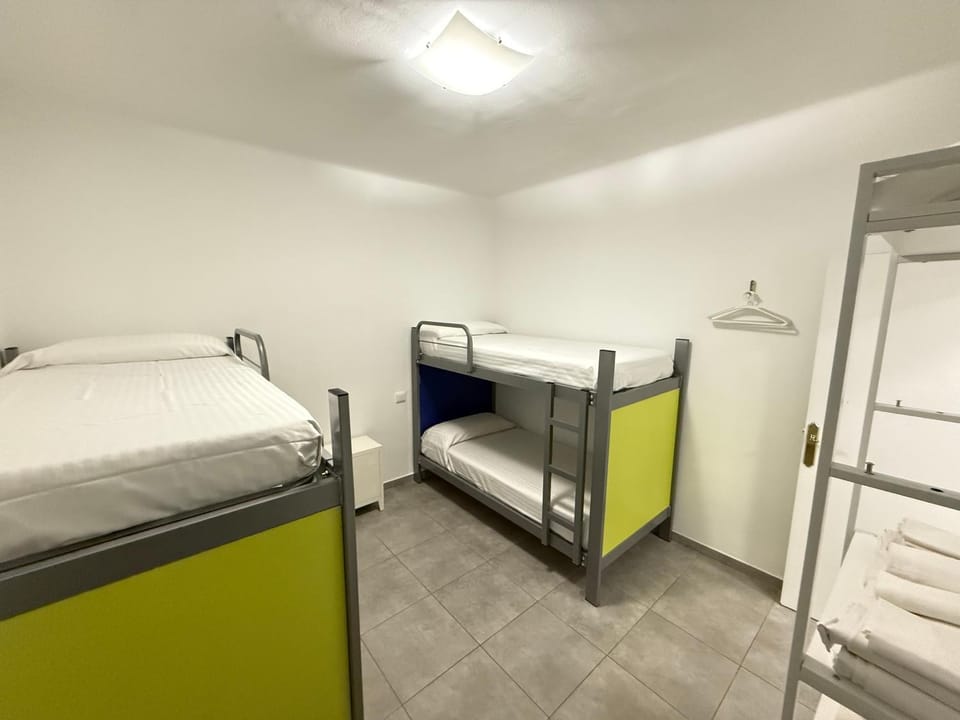 Bedroom, bunk bed