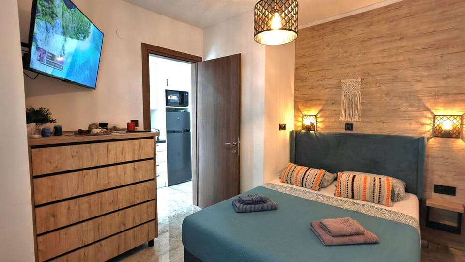 Bed, TV and multimedia, Bedroom