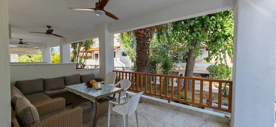 View (from property/room), Balcony/Terrace, Seating area, Dining area, Garden view