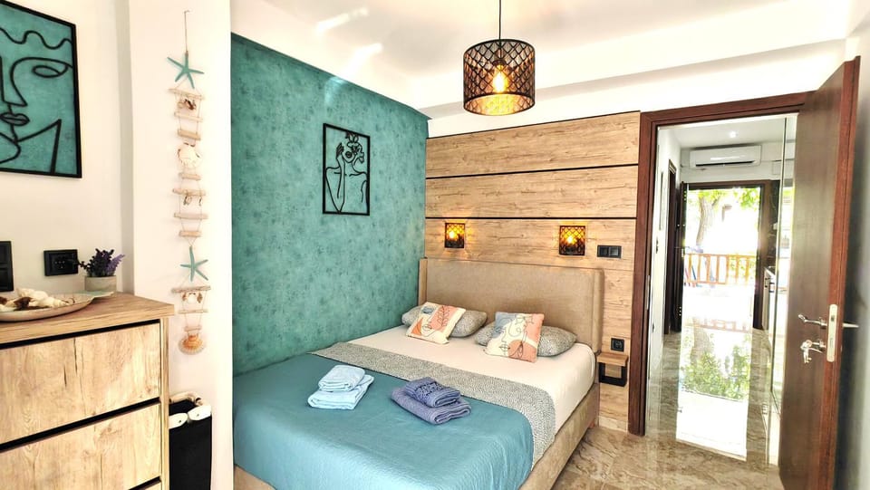 Bed, Photo of the whole room, Bedroom