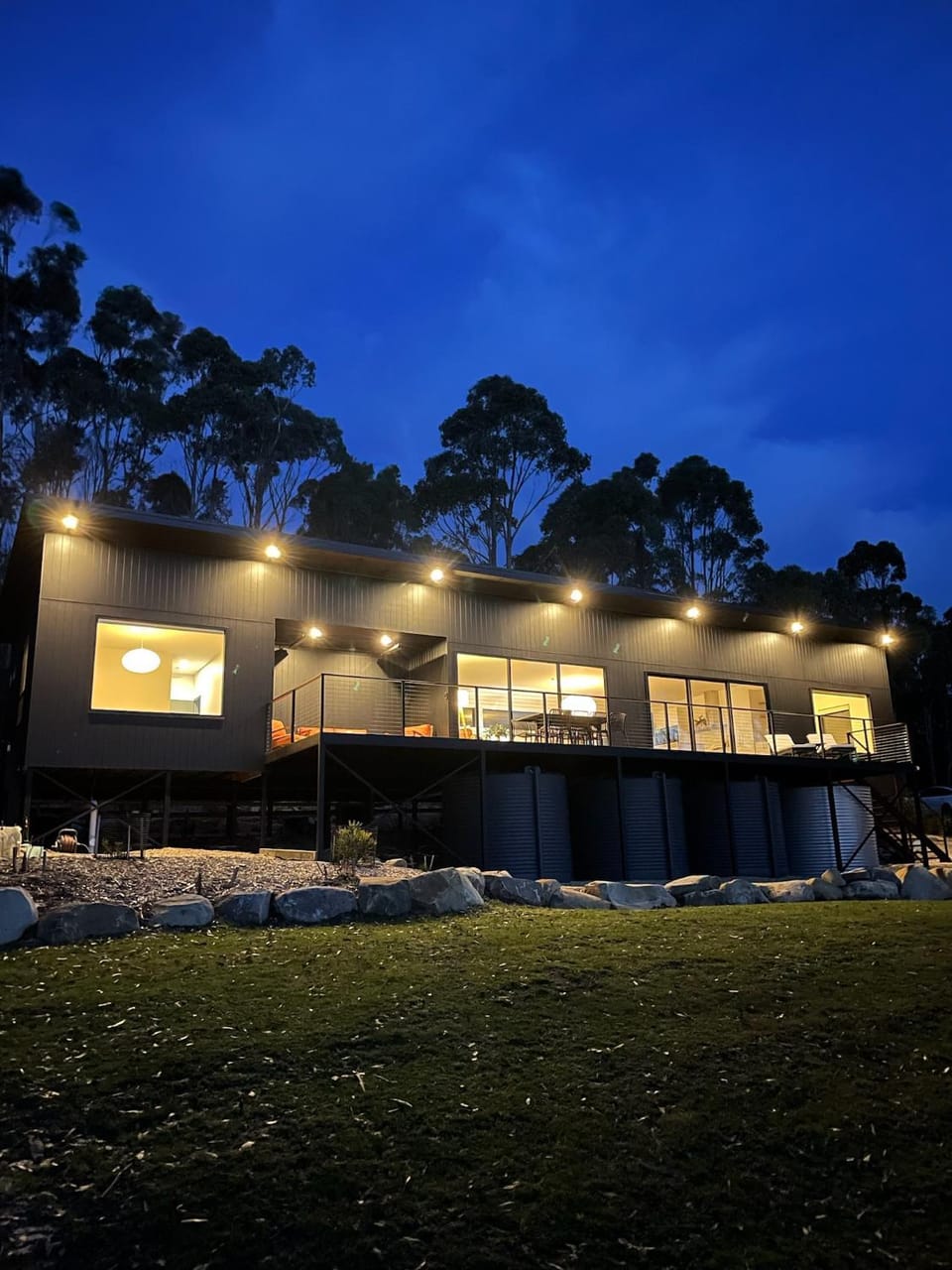 White Beach Retreat - Luxury With Water Views House in White Beach