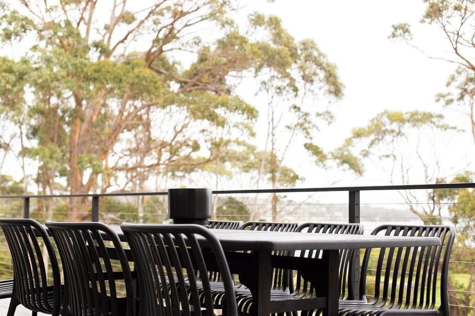 White Beach Retreat - Luxury With Water Views House in White Beach