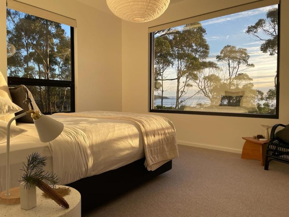 White Beach Retreat - Luxury With Water Views House in White Beach