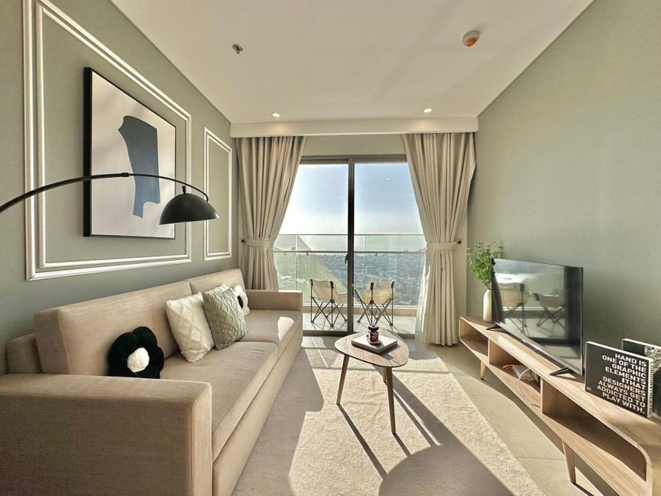 Communal lounge/ TV room, Natural landscape, TV and multimedia, Living room, Seating area, Evening entertainment, Sea view