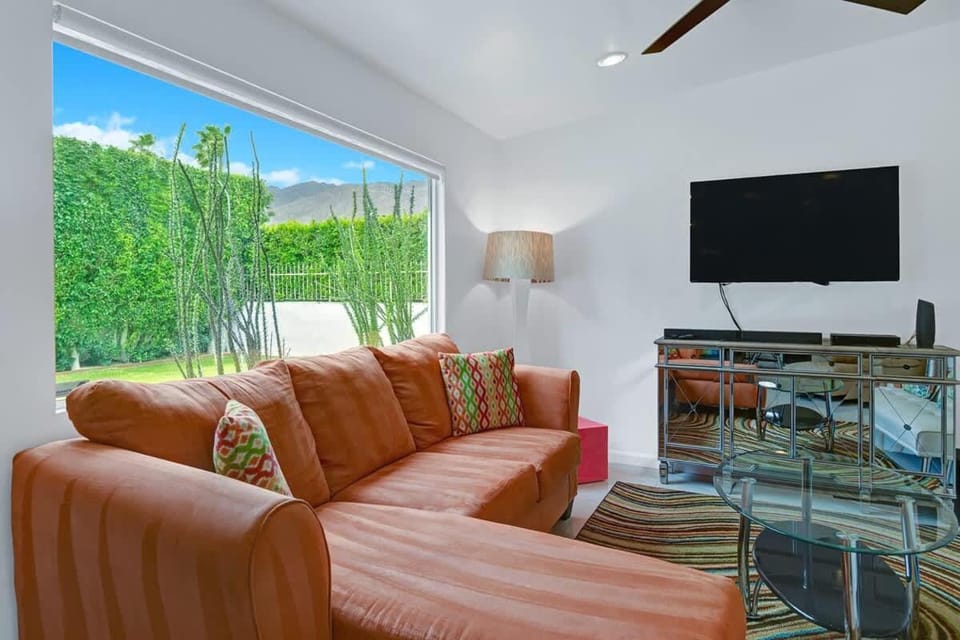 Teal and Tangerine Retreat - Alice Lodging House in Palm Springs