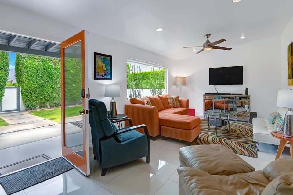 Teal and Tangerine Retreat - Alice Lodging House in Palm Springs