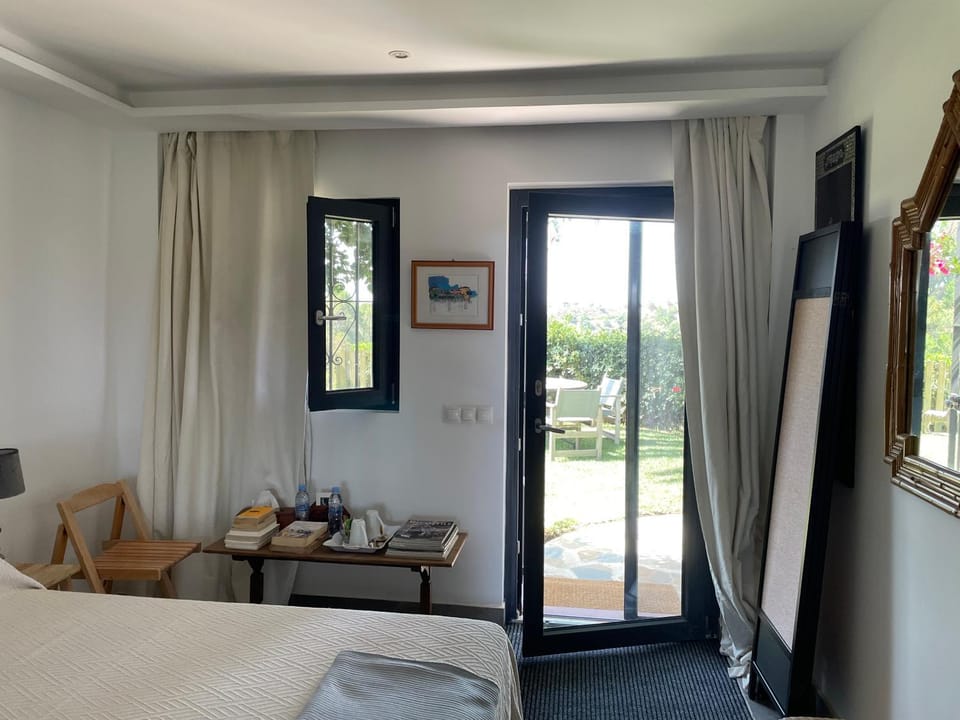 Photo of the whole room, Garden view