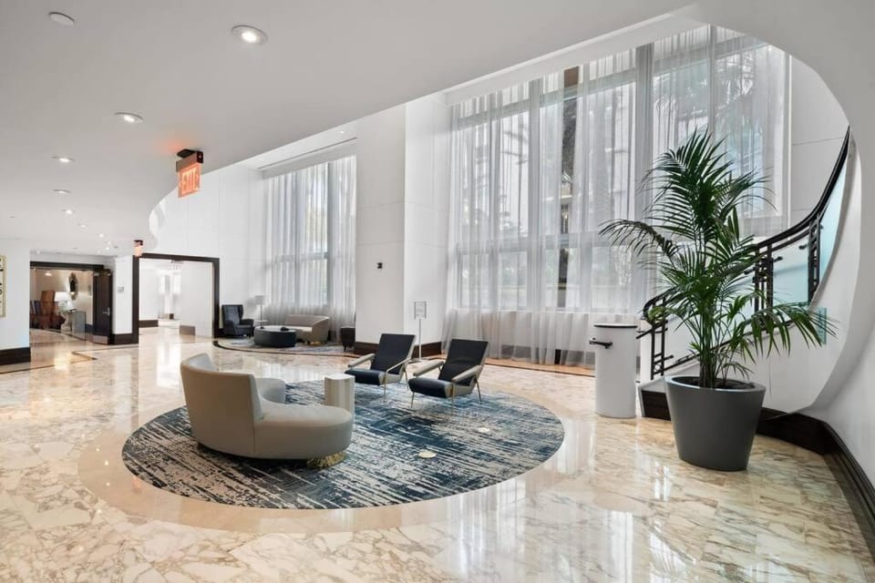 FountaineBleau Resort, Balcony with Ocean & Pool View Apartment in Miami Beach